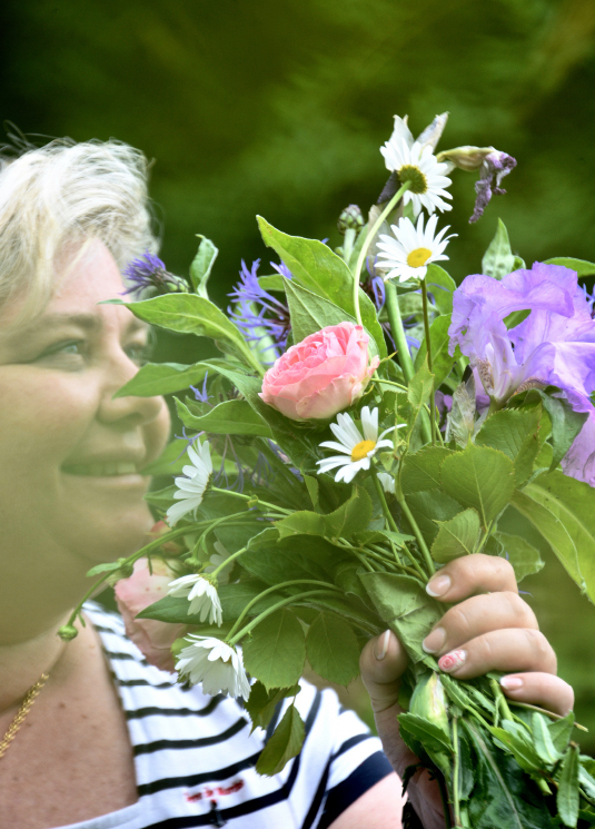 laurence avec des fleurs